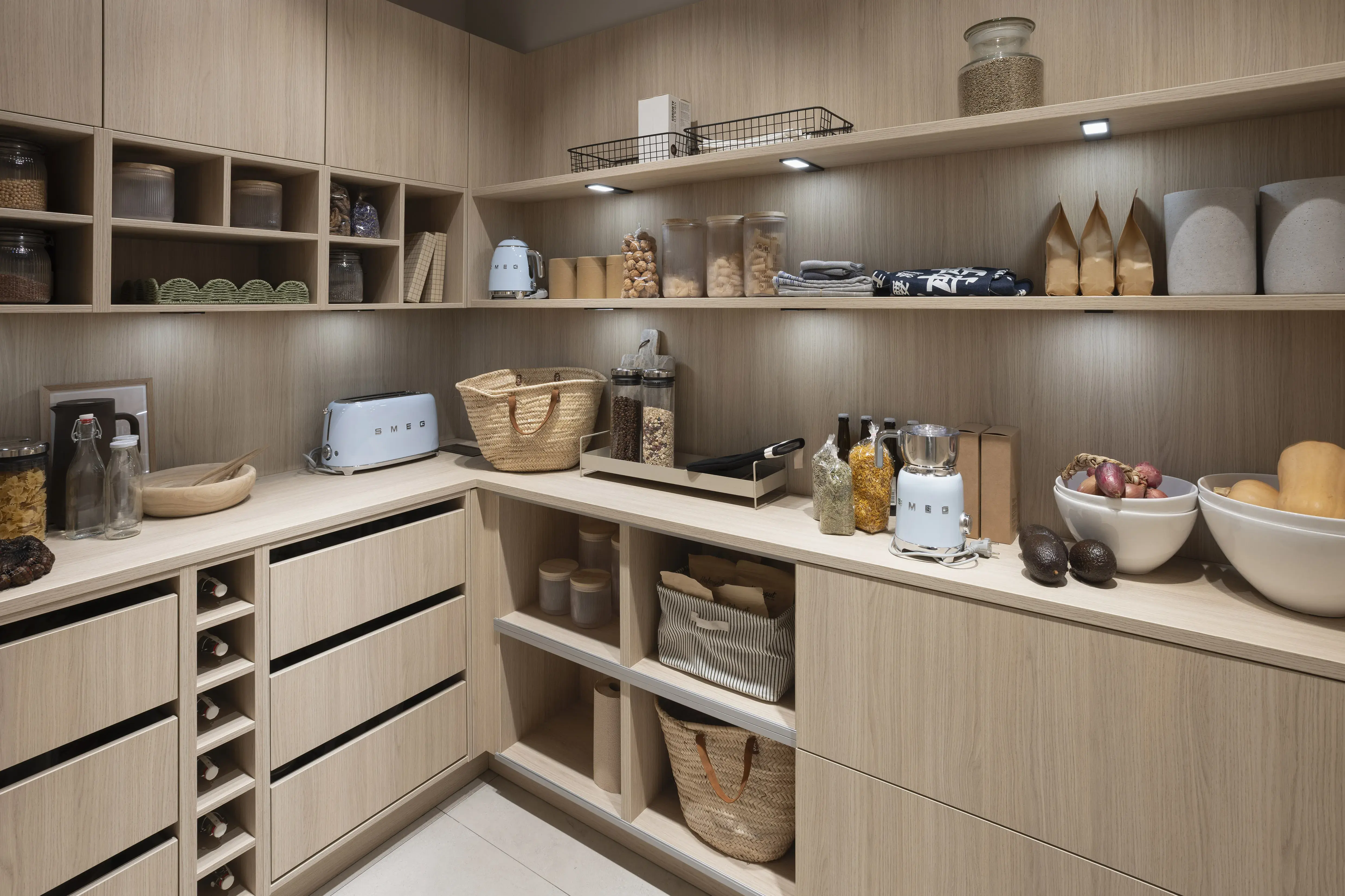 Modernes Hauswirtschaftsraum mit Holzregalen, Vorratsgläsern und dekorativen Körben.